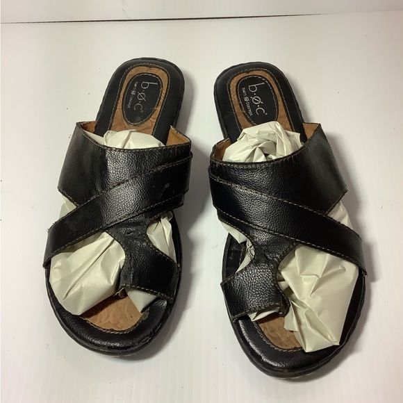 boc Shoes - BOC toe sandals size 8. Black in color